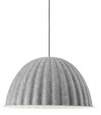 Graue Under The Bell Pendelleuchte von Muuto mit filzähnlicher Textur und sanftem Lichtschein.